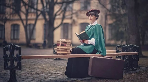 9. «В начале июля, в чрезвычайно жаркое время, под вечер, один молодой человек вышел из своей каморки, которую нанимал от жильцов в С — м переулке, на улицу и медленно, как бы в нерешимости, отправился к К — ну мосту».