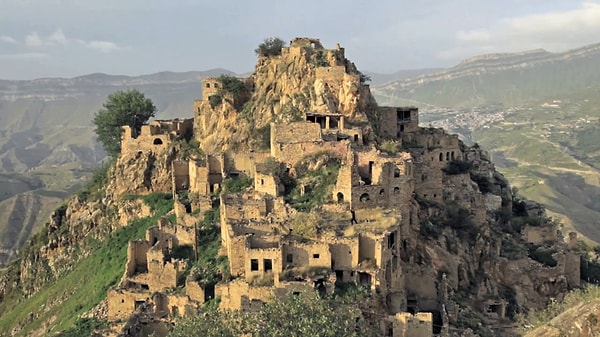 2. Рядом с чем обычно располагались древние поселения?