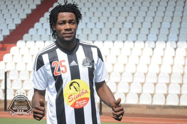1.91 boyundaki oyuncu, futbol kariyerine Kongo Demokratik Cumhuriyeti’nin DC Motema Pembe takımında başladı. 2015’in Ocak ayında SM Sanga Balende takımına transfer olan Luyindama, burada geçirdiği yarım sezondan sonra TP Mazembe’ye transfer oldu ve burada bir buçuk sezon geçirdi.