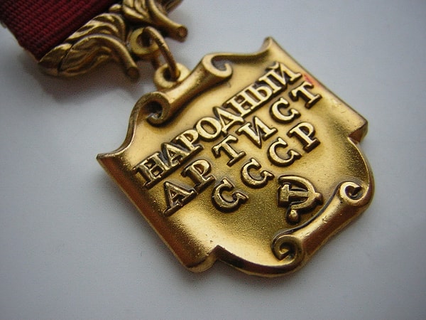 1. Кто стал последним, кому присвоили звание народного артиста СССР?