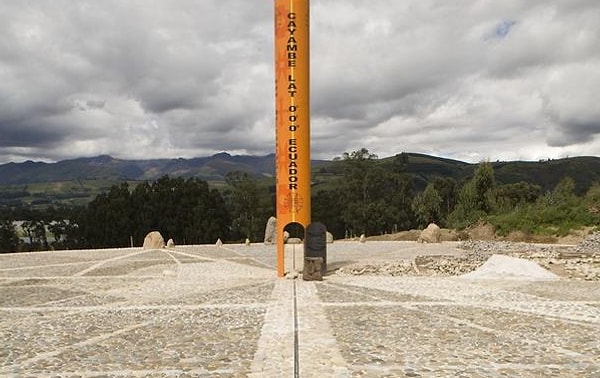 9. Какая самая большая страна, через которую проходит экватор?