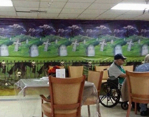 12. Декорации к Хэллоуину в доме престарелых