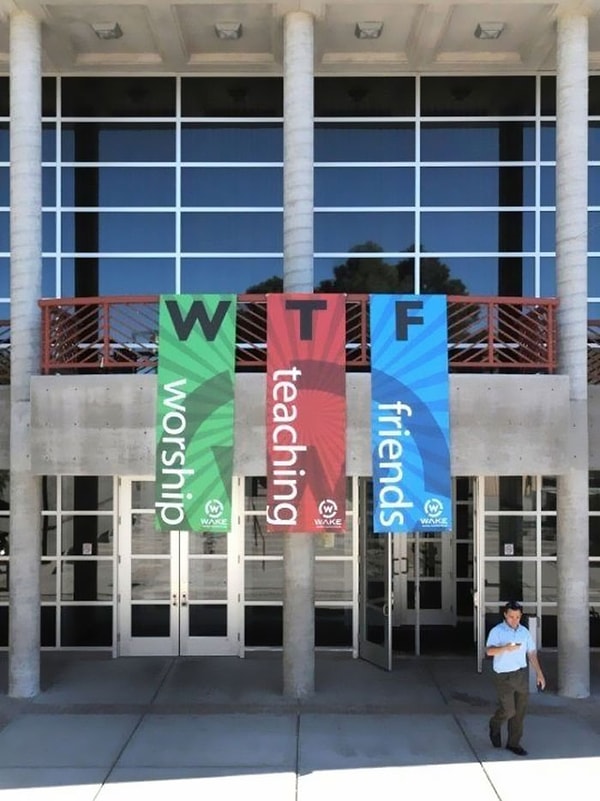 20. Что же хотел сказать этим автор плакатов? Может, то, что ему не заплатили?