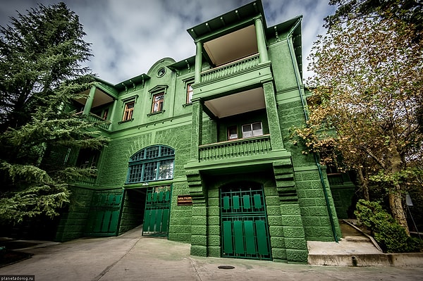 8. Повсюду в доме Сталина, включая сад, были натыканы микрофоны.