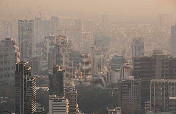 Tayland'ın başkenti olan Bangkok bir süredir havaya yayılan kirli gazlarla örtülüydü. Haftalardır geçmeyen bu gazlar insanlara zarar vermeye başladı.