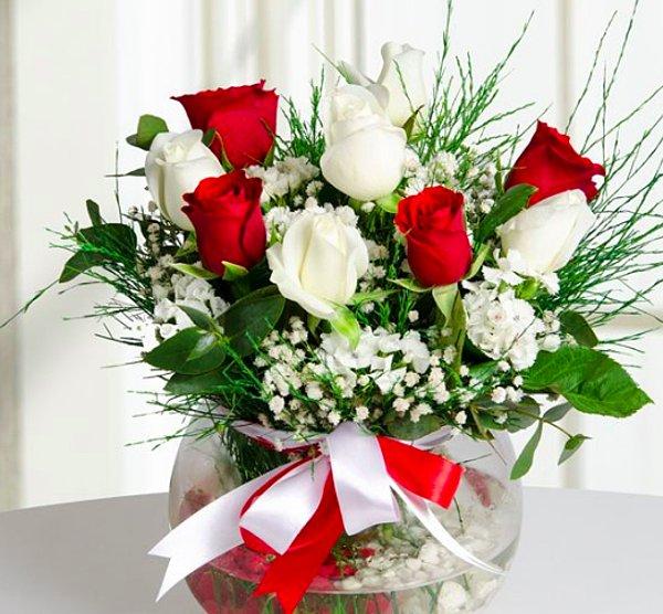 1. Sevgililer Gününün gelmesini en çok bu yüzden istiyor olabiliriz; her yeri aşk gibi kokutan kırmızı ve beyaz güller.