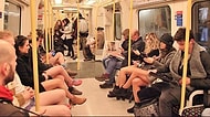 Her Yıl Londra Metrosuna Altlarında Sadece İç Çamaşırıyla Binen İnsanların Ortaya Çıkardığı Eğlenceli Görüntüler
