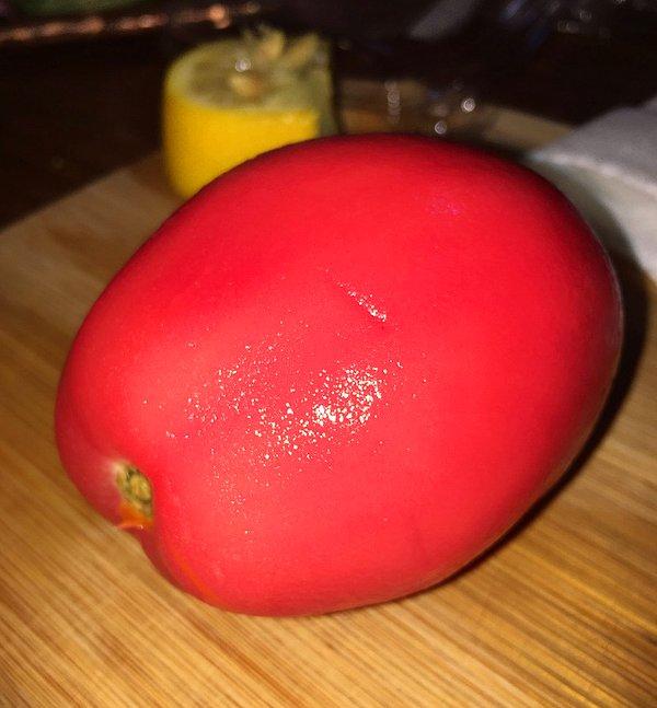 8. Bu domatese bakmak bile garip hissettiriyor.