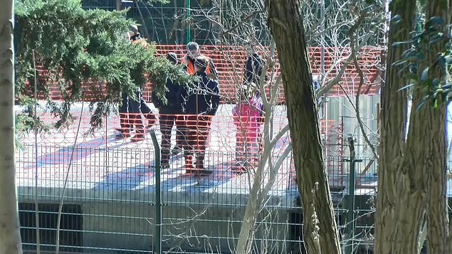 Psikolojik sorunları olduğu belirtilen kişi, kimsenin çocukların yanına yaklaşmasına izin vermedi. İstasyondaki görevliler metro gelmeden enerjiyi kesti.