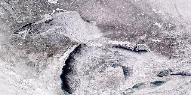 4. ABD ve Kanada arasında bulunan Büyük Göller bölgesinde dondurucu soğuklar 'bulut sokaklarının' oluşmasına neden oldu.