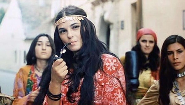 1. Что уходит в небо в названии фильма Эмиля Лотяну?