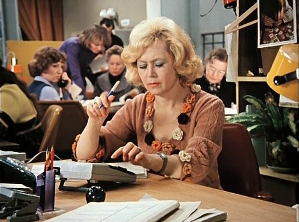 3. Какая актриса сыграла роль Оли Рыжовой в фильме "Служебный роман"?