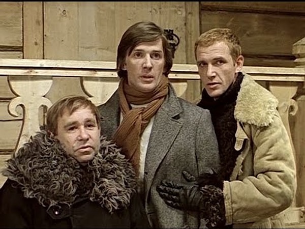 8. Что должно быть в каждой женщине, согласно словам песни из фильма "Чародеи"?