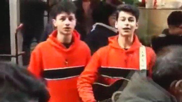 'The İkizler' isimli YouTube kanalının sahibi olan genç ikizler, kendi hallerinde şarkı söyleyerek insanları eğlendiriyor.