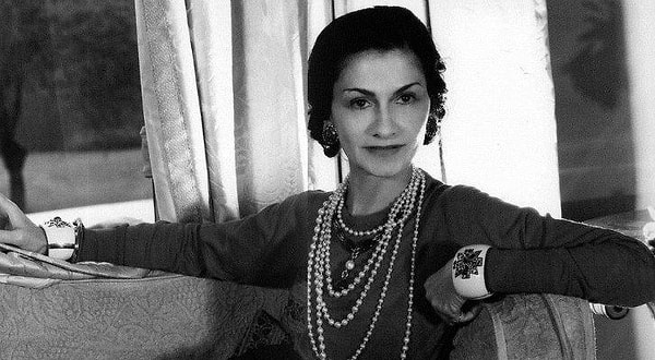 10. Как говорила Коко Шанель: «Ничто так не старит женщину, как ...»?