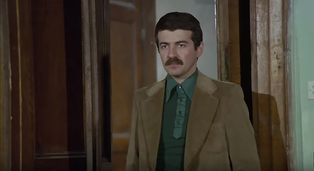 İlk kata indin. Tüh! Edebiyat hocan gördü seni. " Nereye gidiyorsun böyle?" diye sordu. Kaçamak cevap verince okulu kırdığını anladı ve seni disipline göndereceğini söyledi. Yalvar yakar hocayı ikna ettin, ancak seni bir soru sorarak gitmene göz yumacak: "Araba Sevdası adlı romandaki ana karakterin adı nedir?"