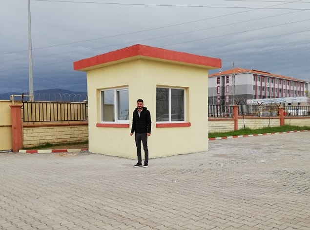 Çok yaklaştın. Neredeyse çıkış kapısının dibindesin. Nöbetçi öğrenci önünde duruyor: