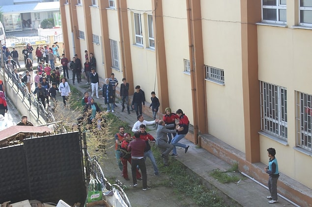 "Bak kardeşim dayak yersin. Sen alt sınıftan değil misin lan bebe? Seni tanıyorum. Okuldan kaçtığını anladım. Ya bana para verirsin ya da ödevimi yaparsın. Planın ne?