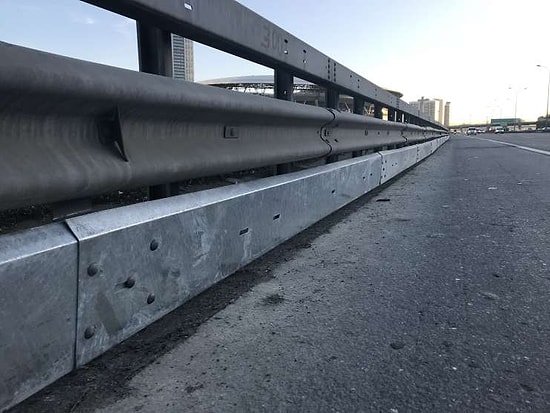 Motosikletçiler Mücadeleyi Kazandı: İstanbul'da 'Katil Bariyerler', 'Motorcu Dostu Bariyerlerle' Değiştiriliyor