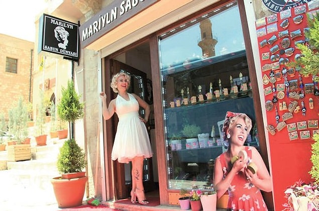 Yukarıda saydığımız ünlüler gibi çok tanınmış bir isim olmasa da hayatı neredeyse Marilyn Monroe olan ve dikkatleri üzerine çeken Mardinli Melek Akarmut'la tanıştırmak istedik sizi.