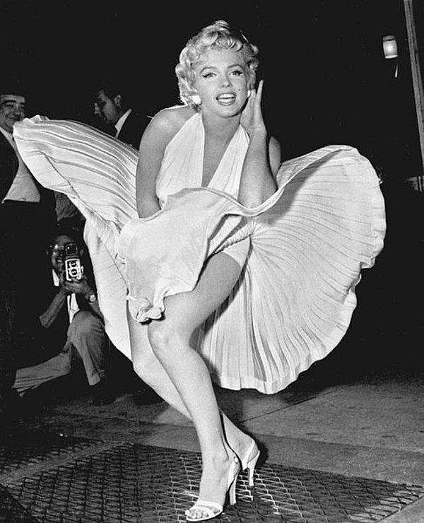 Biliyorsunuz ki Marilyn Monroe'ya benzemek bir zamanlar modaydı. Birçok ünlü gerek klip çekimlerinde gerekse fotoğraf çekimlerinde ona özeniyordu ki bu özenme durumu hâlâ devam ediyor.