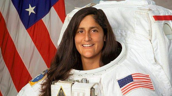 2007: Amerikalı astronot Sunita Williams, Uluslararası Uzay İstasyonu'nun soğutma sistemini tamir etmek amacıyla yaptığı 22 saat 27 dakikalık uzay yürüyüşle "en uzun uzay yürüyüşünü yapan kadın" oldu.