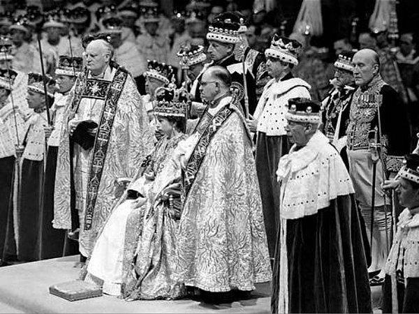 1952: II. Elizabeth, babasının ölümü üzerine Birleşik Krallık Kraliçesi oldu.