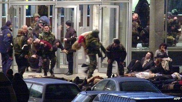 2002 - Moskova tiyatrosunda üç gündür süren rehin alma eylemi, Rus özel güçlerinin (Spetsnaz) düzenlediği, ve yaklaşık 50 Çeçen isyancı ile 800 rehineden 118'inin ölümüne neden olan bir operasyonla sona erdi.