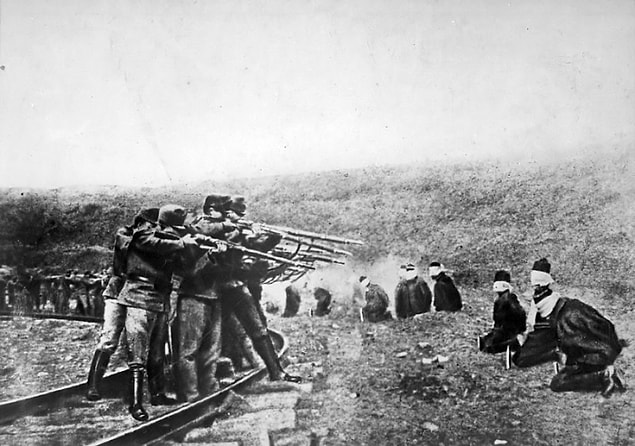 1942: Hırvat Naziler, Banja Luka'da aralarında 551 çocuğun da bulunduğu 2 bin 300 sivil Sırbistanlıyı katlettiler.