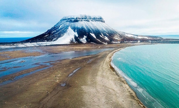 11. Ближайший к запечатленному на фотографии месту город?