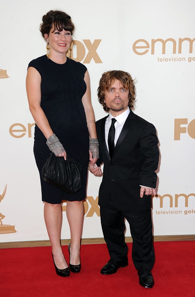 Öncelikle Peter Dinklage'in tiyatro yönetmeni eşi Erica Schmidt ile 2005 yılından beri mutlu bir evliliği olduğunu hatırlatarak bir giriş yapalım.