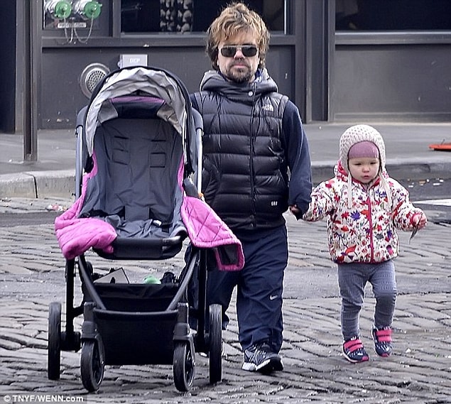 Bize göre de muhteşemler açıkçası. Kimisi onların arkadaş gibi göründüğünü söylüyor. Bu söylemin arkasında belki de Peter Dinklage'in Akondroplazi hastalığı ile dünyaya gelmesi olabilir.