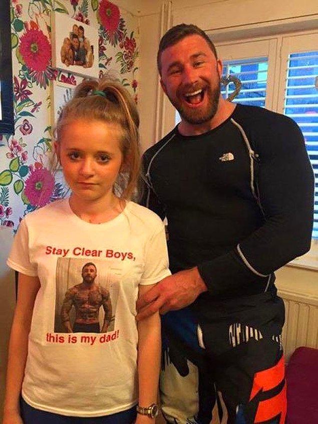 11. Küçük kız yeni tişörtü için babası kadar heyecanlanmışa benzemiyor!