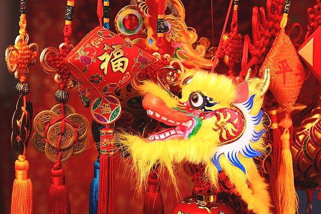 15. Yeni yıl için Çinliler, dekorasyonunda kırmızı ağırlıklı renkler seçiyor.