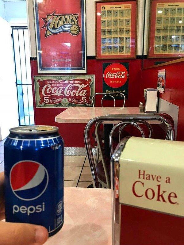 10. Coca Cola reklamları ile kaplı olup sadece Pepsi satan restoran: