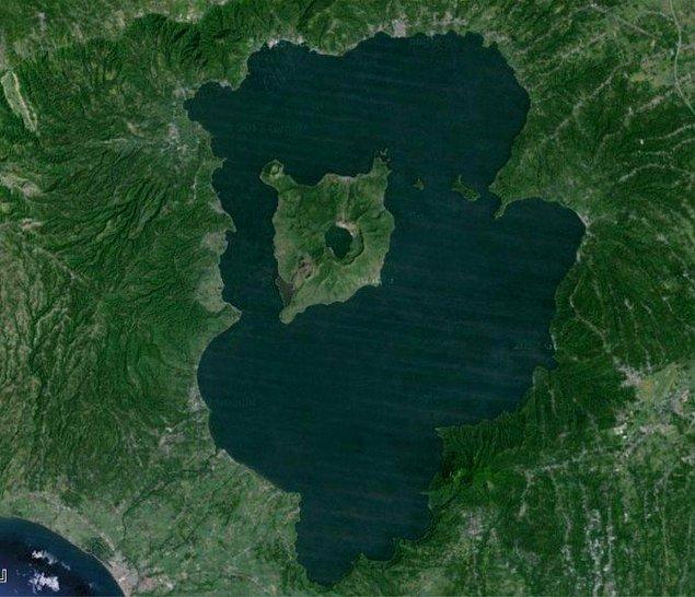 12. Filipinler'de Luzon isimli bir ada vardır. Bu adada Taal adında bir göl bulunur. Bu gölde Yanardağ Adası adında bir ada bulunur. Bu adada ise Ana Krater Gölü vardır. Bu gölde ise Yanardağ Noktası isimli bir ada bulunur.