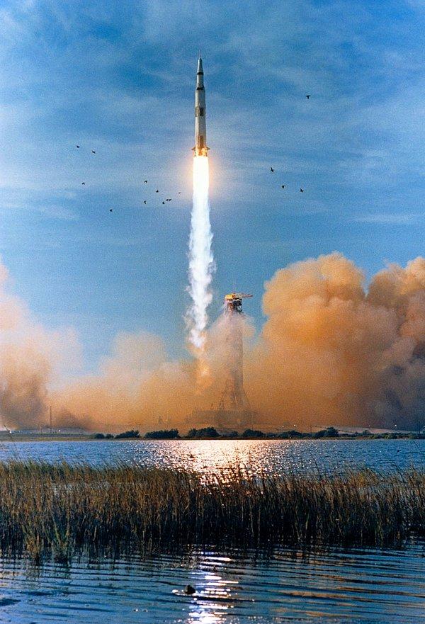 17. Apollo 11'in mürettebatının hayat sigortası yoktu, çünkü uzay gemisi kaynaklı ölümler sigorta kapsamında değildi. Yani evlerine dönmeselerdi aileleri beş parasız kalabilirdi.