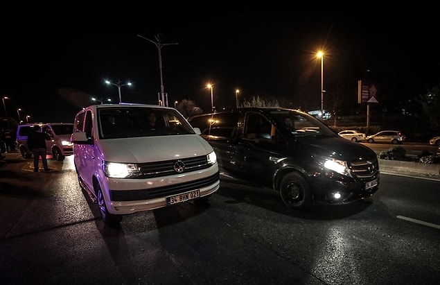 Gruptakilerin araçlarına binerek konvoy halinde bölgeden ayrılmasının ardından trafik normale döndü.
