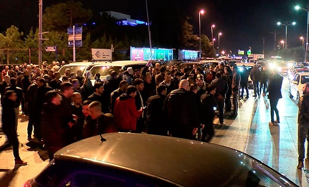 Eylem nedeniyle oluşan araç trafiği bir süre tek şeritten sağlandı.