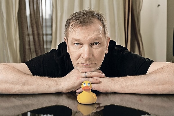 Сейчас актер живет с третьей женой, режиссером Полиной Белинской, имеет продюсерский центр и организует корпоративы, где иногда играет роль Кузьмича.