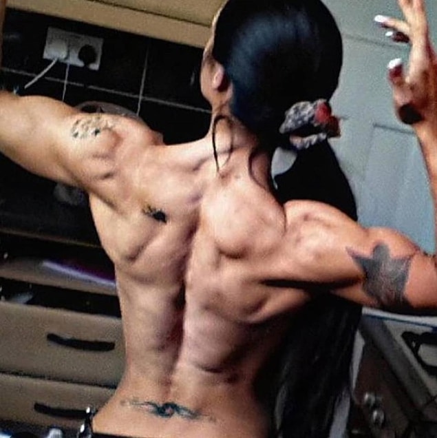 Spor salonunu, her iki saatte bir protein dolu besinleri içeren yemeğini yedikten sonra, günde iki ila dört saat arasında ziyaret etti.