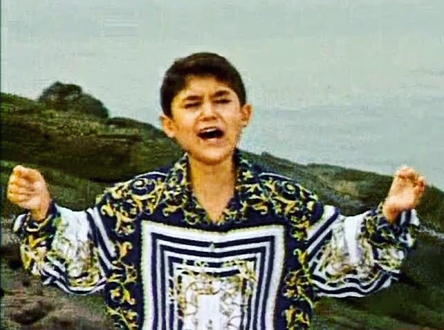 Küçücük çocuğa Versace gömlek giydirmek büyük ihtimalle bir İbrahim Tatlıses projesiydi.