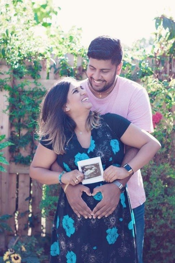 Henüz hastaneye gidemeden, genç kadın tüm sakinliği ile arabada doğumu gerçekleştirdi.