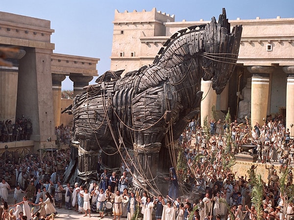 7. Начало Троянской войны связано с плодом...