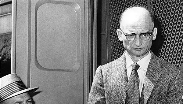 6. Какой разведчик в конспиративных целях женился на финке, хотя в Москве его ждали законная жена и дочь?