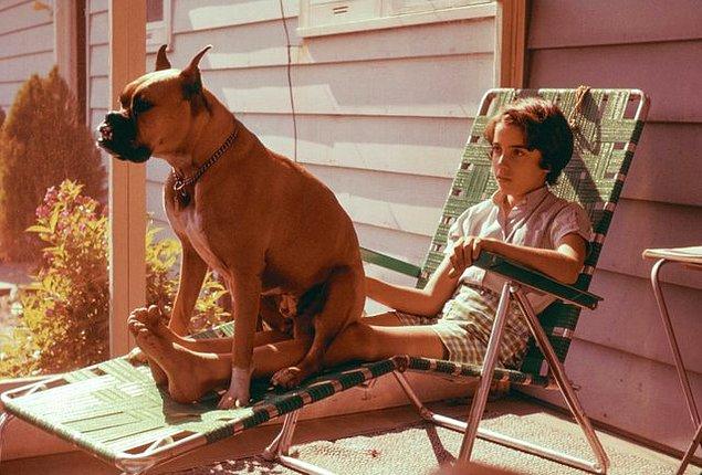 7. Küçük bir kız ve köpeği ne kadar belalı bir ikili olduklarını kanıtlamaya çalışırken, 1961.