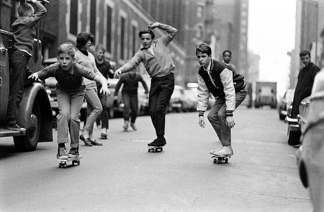9. New York'ta kaykay yapan bir grup genç, 1965.