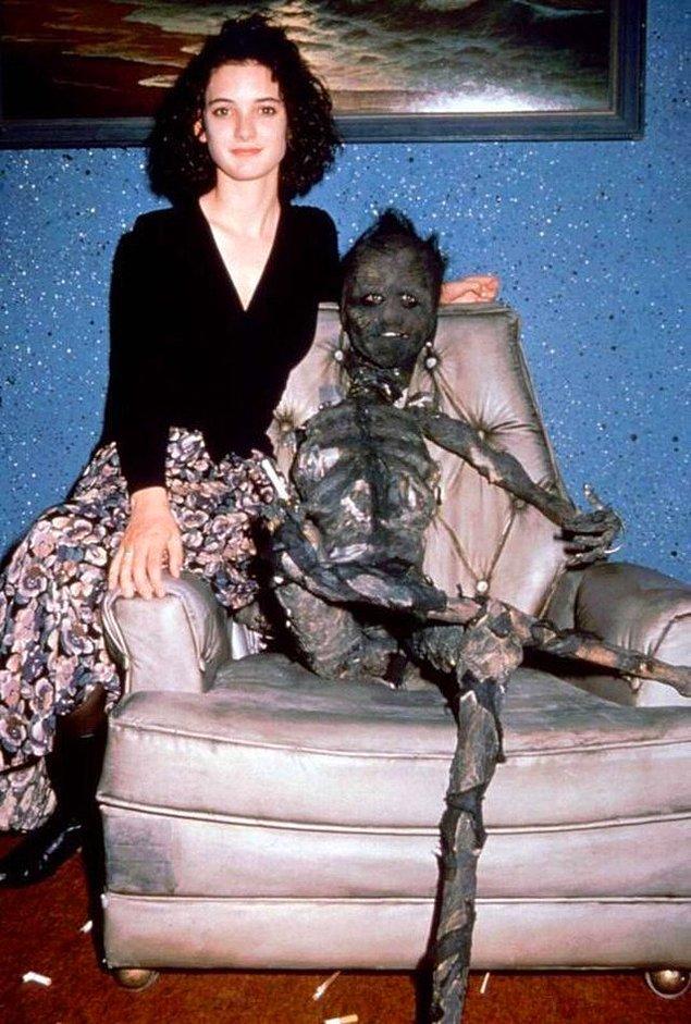 22. Wynona Ryder "Beetlejuice" filminin setinde, 1989.