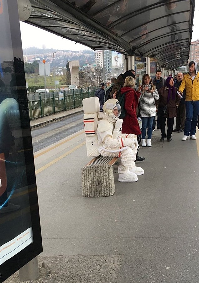 İnsanların şaşkın bakışları arasında metrobüse binen adamın neden böyle giyindiği, metrobüs ile nereye gittiği, ne yapmak ve nereye varmak istediği anlaşılamadı.