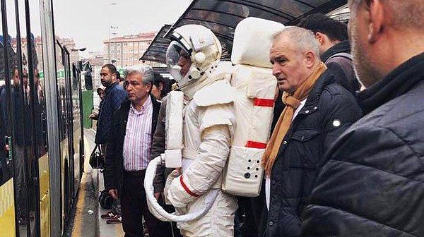 Astronotun neden durakta olduğunu açıklamayan Yeşilay, sorunun cevabı için ise 9 Şubat'ı bekleyin dedi.